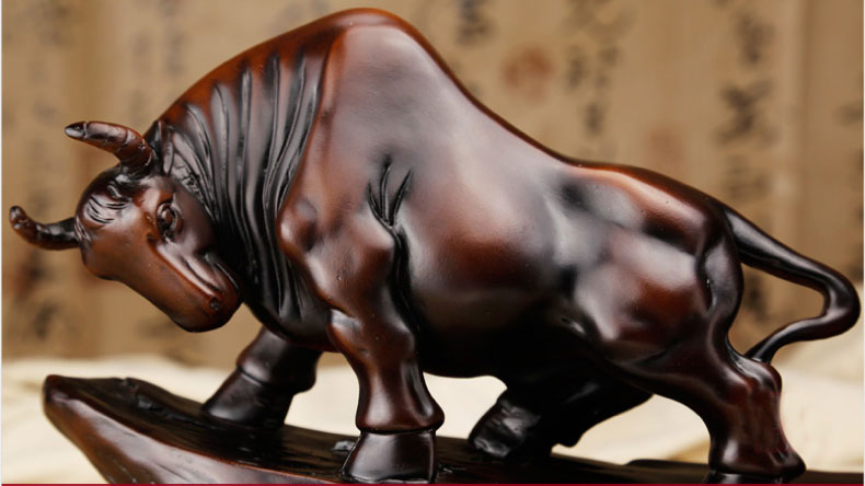 低頭向前的勁牛，象征著堅韌執著