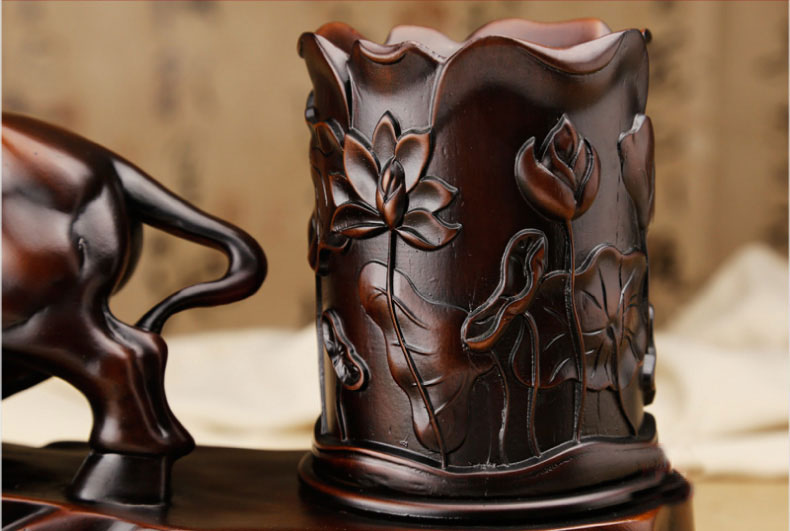 筆筒成聚財之狀，寓意財源滾滾而來