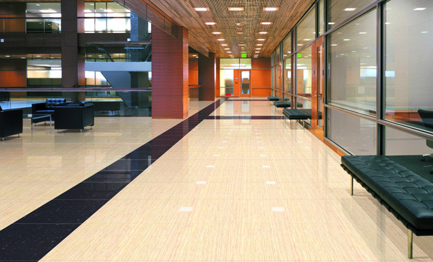 辦公室地面對縫不齊、有色差