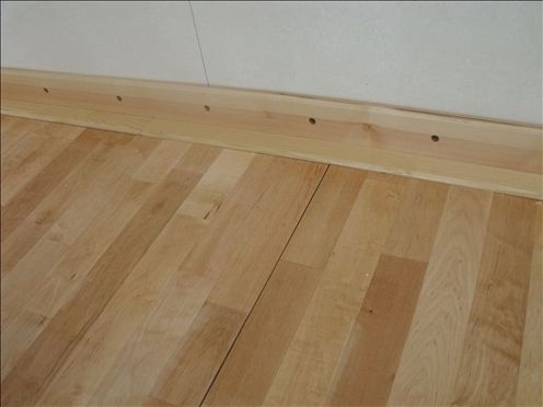 木質地板:地腳線之間接縫太大