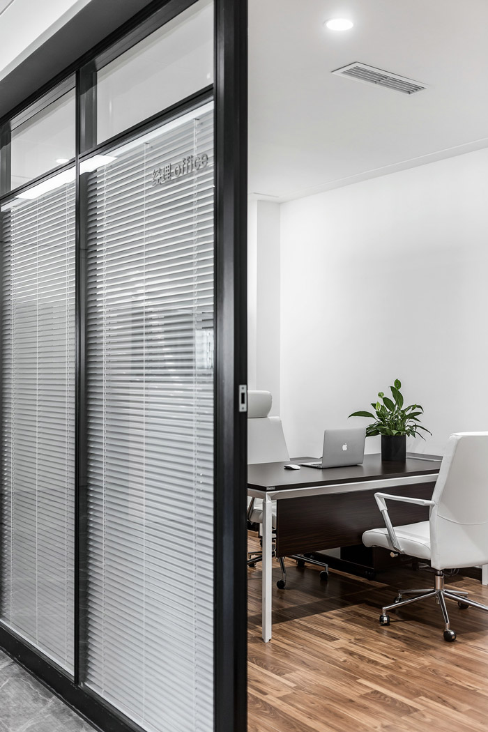 黑白灰經理辦公室裝修設計效果圖