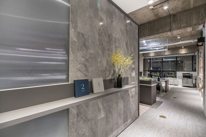 灰色系辦公室進門區裝修設計效果圖
